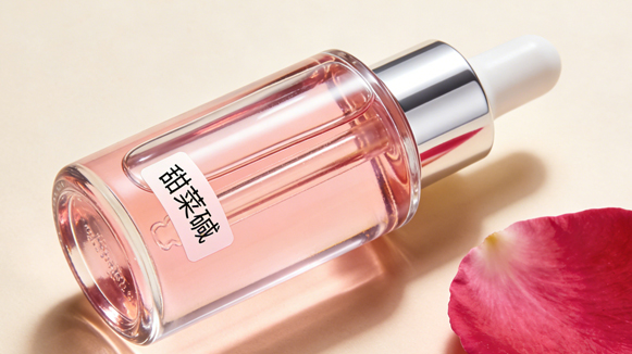 甜菜碱保湿抗衰，亲水分子结构守护肌肤水分平衡与年轻态